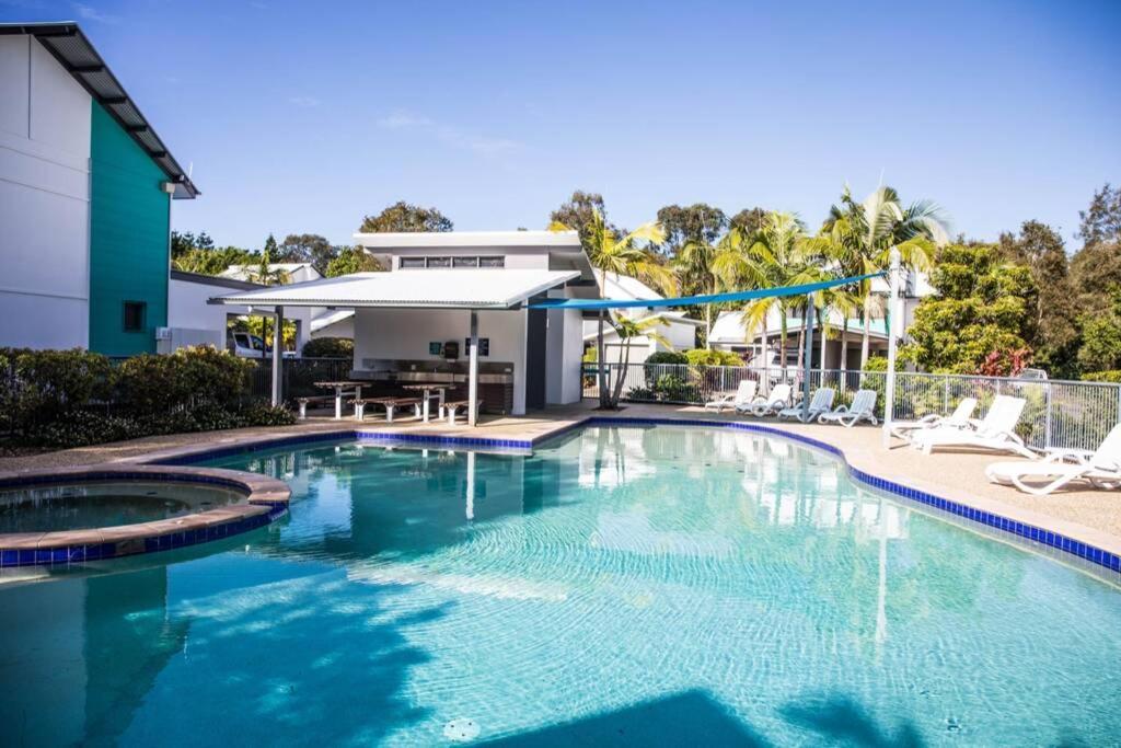 2 Bedroom Ground Level Villa In Tropical 4* Resort ヌーサヴィル エクステリア 写真